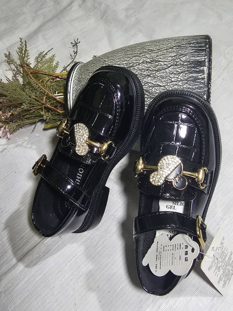 Chaussures Enfant Élégantes & Confortables