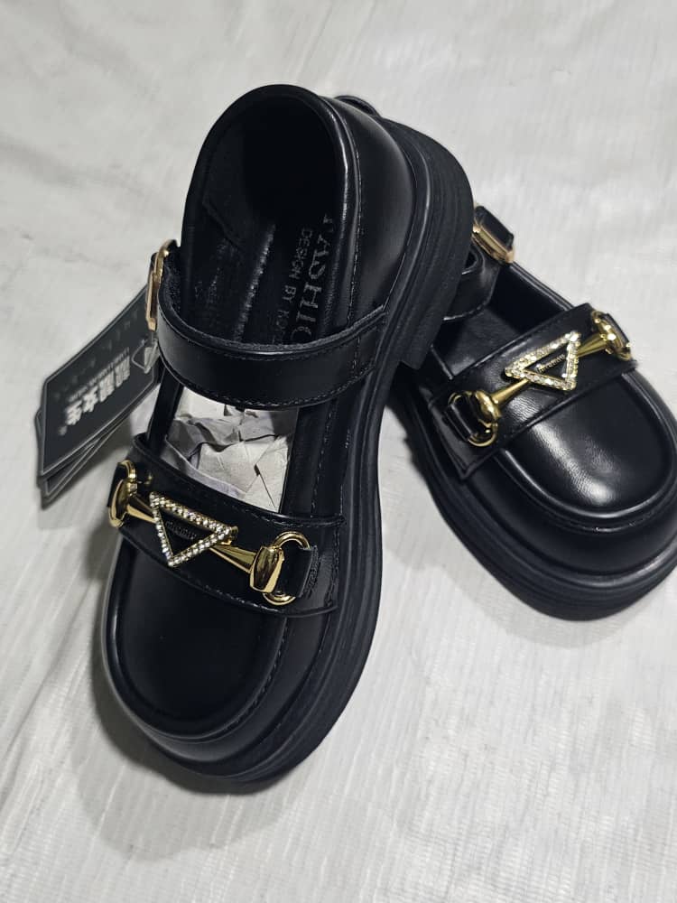 Chaussures Enfant Élégantes & Confortables